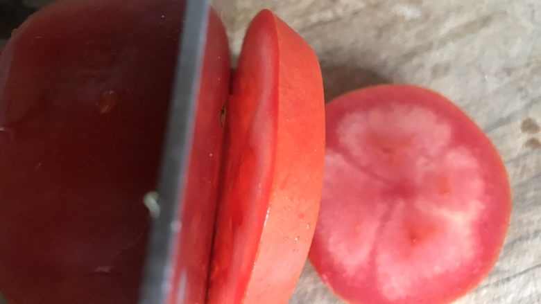 煎西红柿,不去皮,擦干水分,切厚片