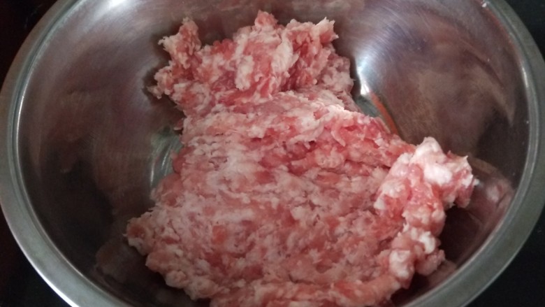 洋葱肉包,剁好的肉馅(这里用的是猪五花肉)