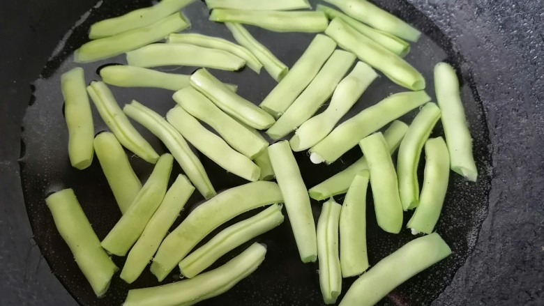 蒜泥拌豆角,将豆角放入锅内焯下水