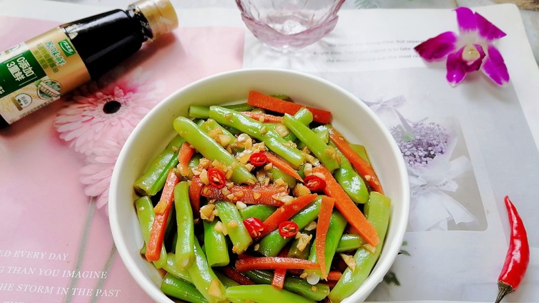 蒜泥拌豆角,拍上成品图,一道清爽又美味的蒜泥拌豆角就完成了。