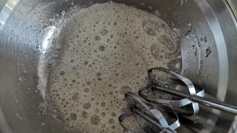 芒果米粉小蛋糕,再来处理蛋白,打蛋器开高速打到鱼眼粗泡泡时加入1/3白糖(第一次)