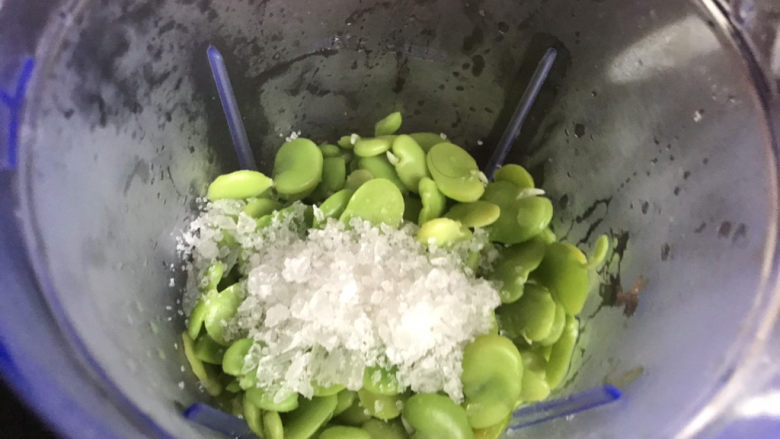 蚕豆糕,蒸好的蚕豆米放入料理机中,加入冰糖