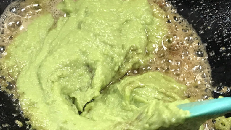 蚕豆糕,倒入蚕豆糊,大火不停的翻拌