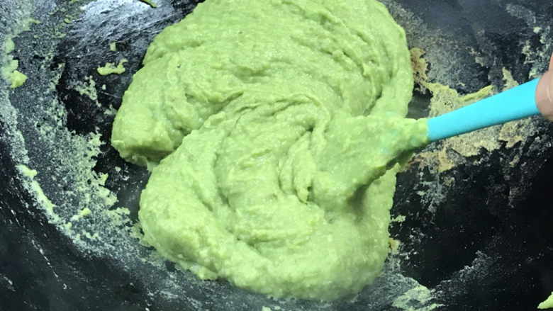 蚕豆糕,至开始成团时,转小火继续搅拌