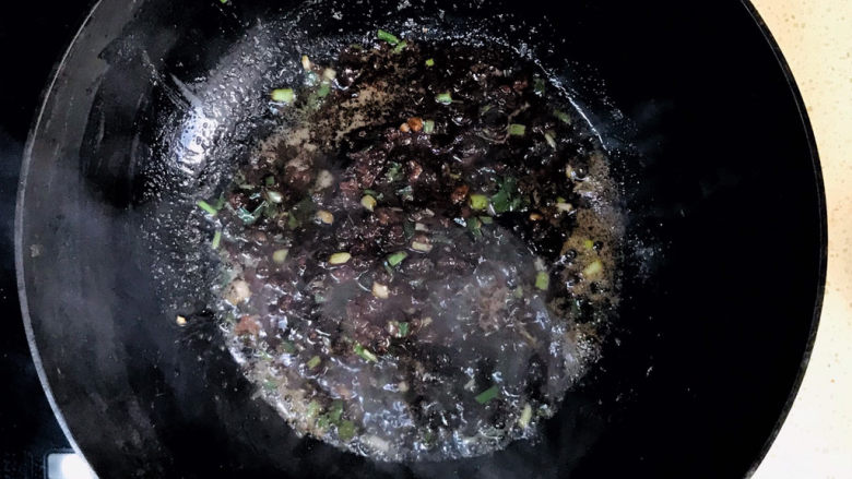 洋葱肉包,不断地翻炒,这就是炒酱,把豆瓣酱炒熟