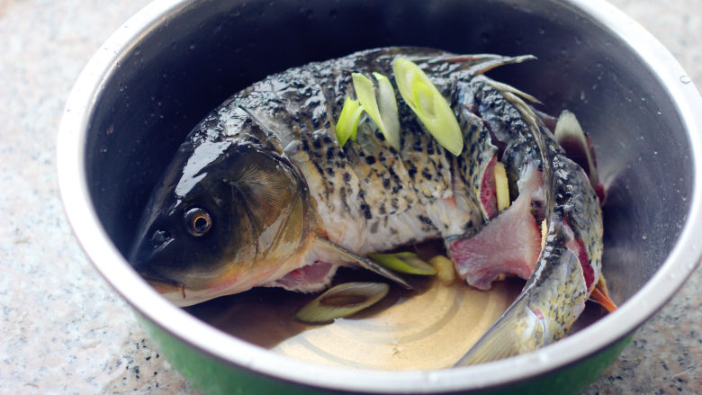 糖醋草鱼,塞到鱼肚子里一些,并放入盐、料酒、<a style='color:red;display:inline-block;' href='/shicai/ 134296'>白胡椒粉</a>腌制10分钟。