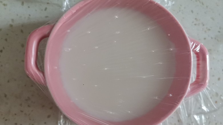 芒果双皮奶,封上保鲜膜,扎几个小孔