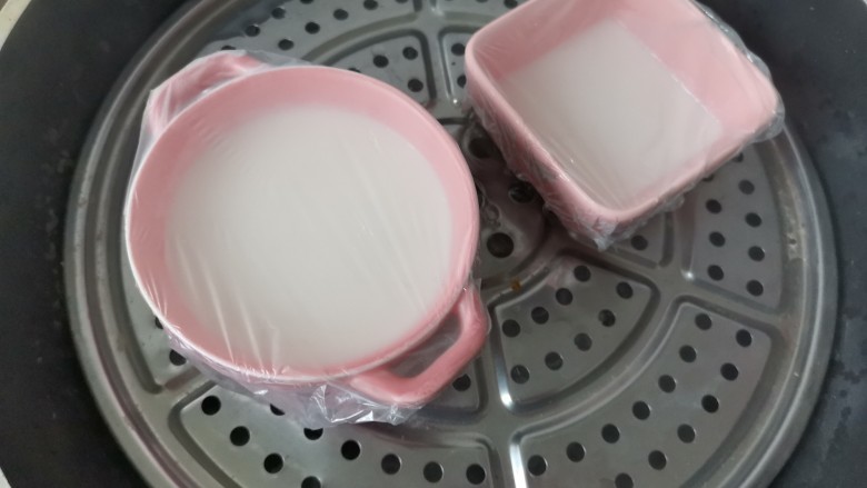 芒果双皮奶,锅里提前烧开水,水开上锅蒸十分钟,闷五分钟