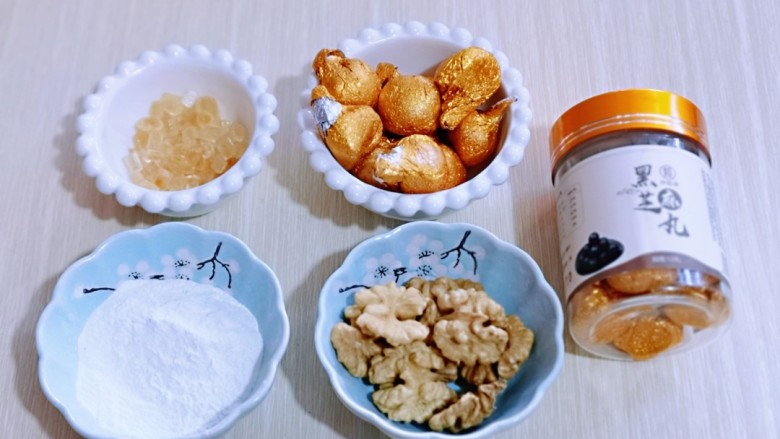 芝麻核桃糊,准备食材并称重,我选用的是<a style='color:red;display:inline-block;' href='/shicai/ 142031'>芝麻丸子</a>,刚好朋友送了两罐!用黑芝麻也可以!