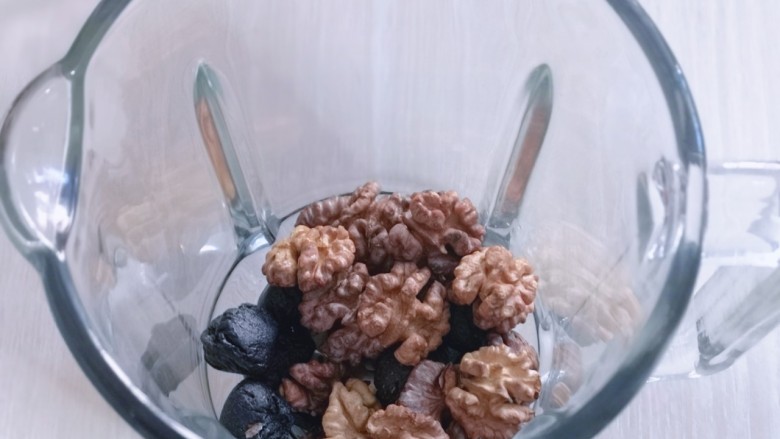 芝麻核桃糊,将给芝麻丸,烤好的核桃放入破壁机中。