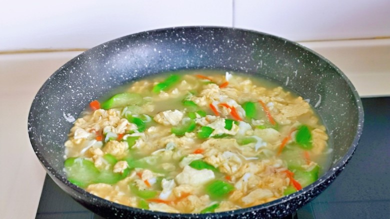 虾皮丝瓜汤,大火煮1分钟,关火出锅。