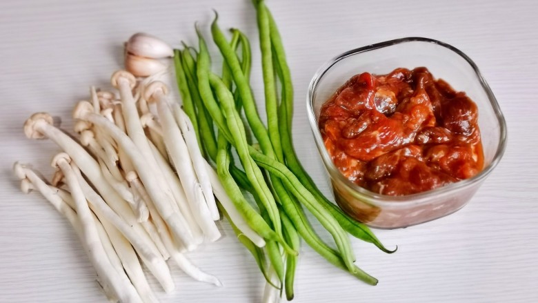 家常炒肉片,准备好其它食材。