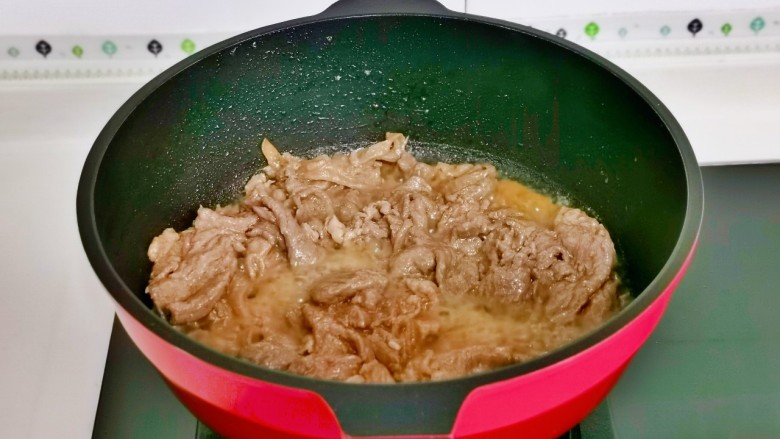 家常炒肉片,翻炒至变色,炒至8分熟盛出备用。