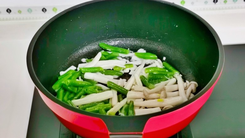 家常炒肉片,起油锅加入蒜末翻炒,再加入刀豆,海鲜菇翻炒。