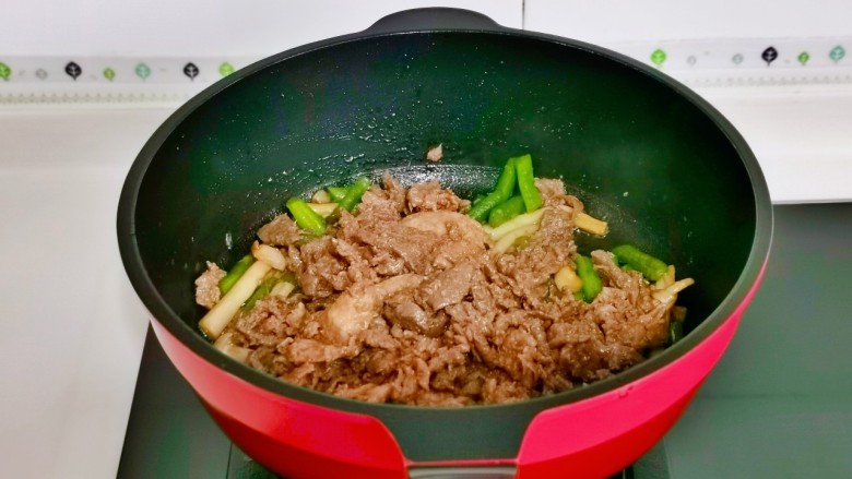 家常炒肉片,加入煸炒过的肉片,快速翻炒均匀即可关火。