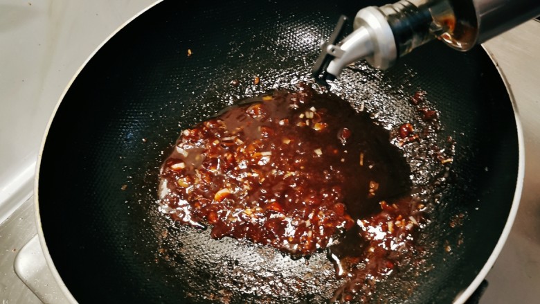 黄瓜茄子,酱香浓郁时,倒入<a style='color:red;display:inline-block;' href='/shicai/ 692'>酱油</a>。
