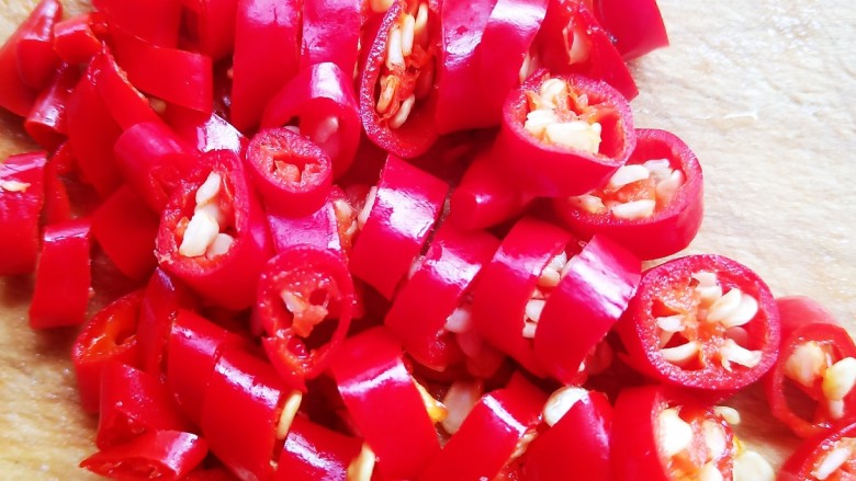 家常炒肉片,2个<a style='color:red;display:inline-block;' href='/shicai/ 82'>小米椒</a>切斜圈。