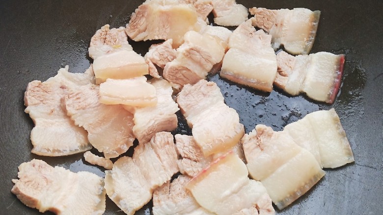 家常炒肉片,锅中放少许油,加入五花肉煸炒至变色。