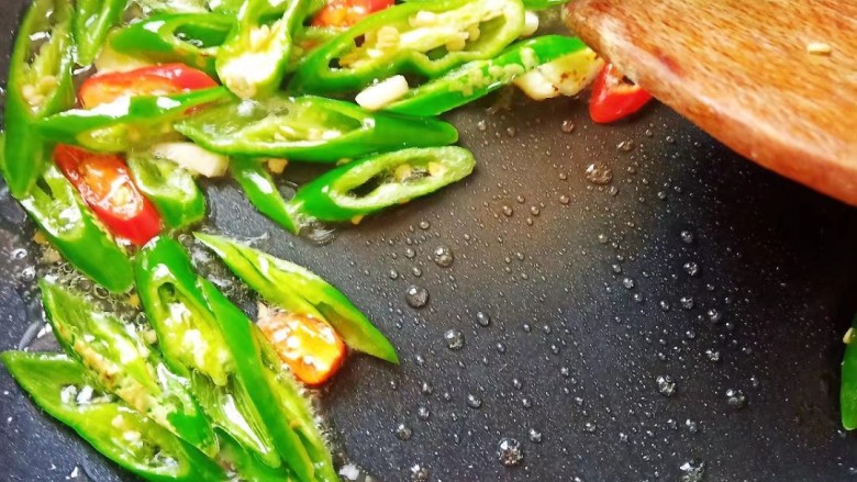 家常炒肉片,另起油锅,加入葱姜蒜和青红辣椒炒至断生。
