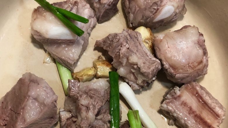 凉瓜焖排骨(经典且惊艳的味道),放排骨爆炒