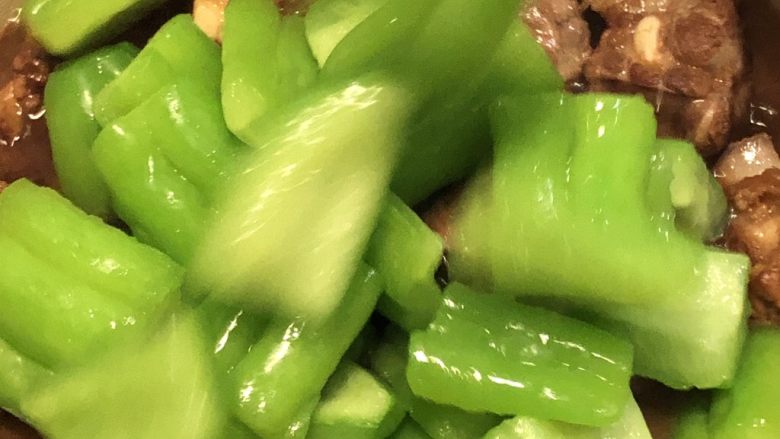 凉瓜焖排骨(经典且惊艳的味道),把凉瓜放进锅中