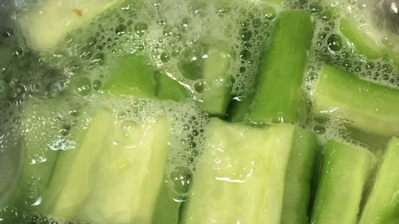 凉瓜焖排骨(经典且惊艳的味道),水开放小苏打放凉瓜焯水30秒,放冷水冲洗一下沥干备用。
