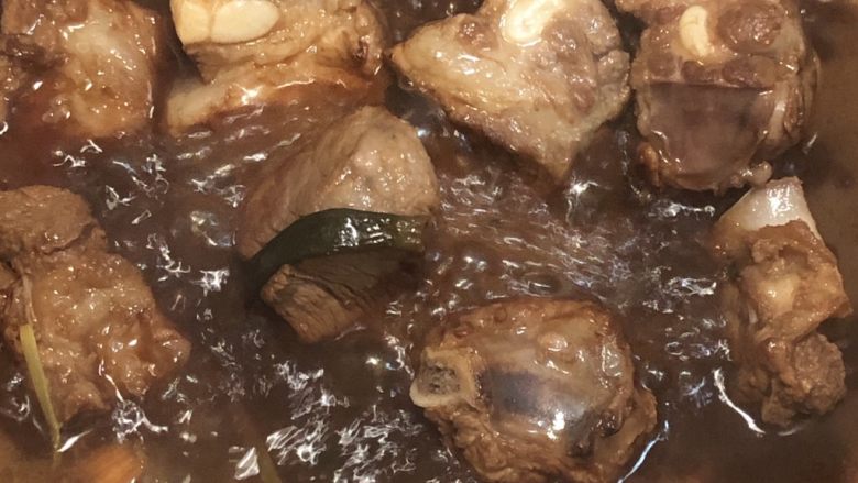 凉瓜焖排骨(经典且惊艳的味道),大火烧开,小火煮15分钟。