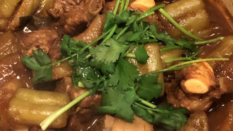 凉瓜焖排骨(经典且惊艳的味道),打开盖子大火收汁,放葱段或<a style='color:red;display:inline-block;' href='/shicai/ 131'>香菜</a>