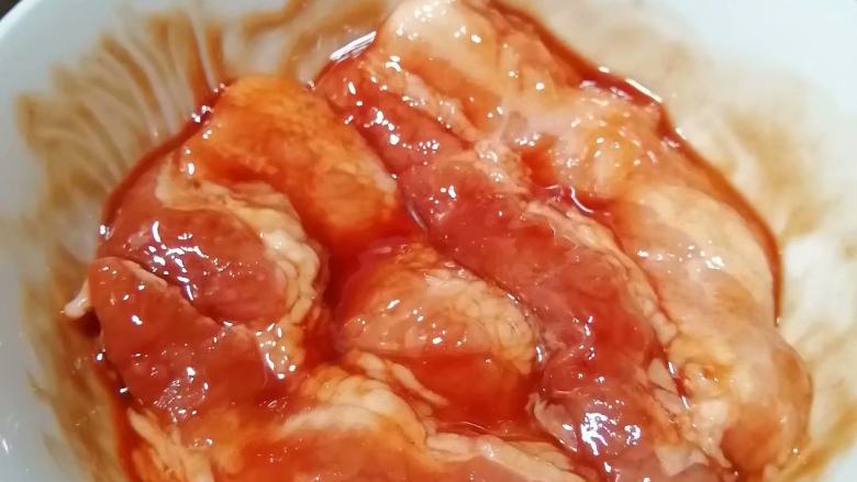 脆皮五花肉,拌匀,用保鲜膜封好,放入冰箱冷冻5小时以上