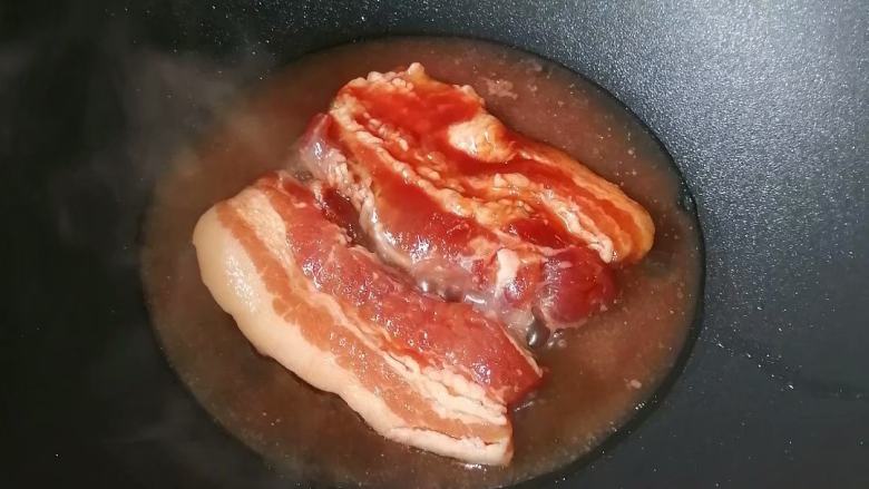 脆皮五花肉,加入少许清水,盖上盖,煮5分钟左右