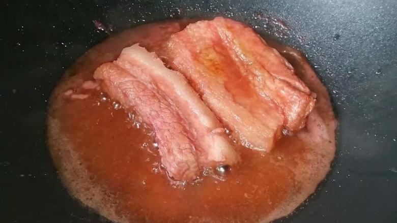 脆皮五花肉,翻面再煮5分钟,至五花肉熟透