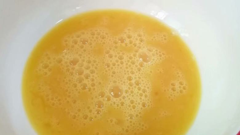 苦瓜摊鸡蛋,搅打均匀,待用