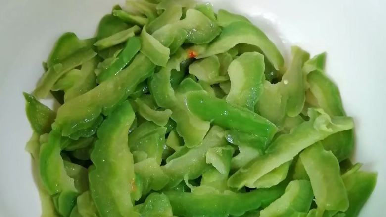 苦瓜摊鸡蛋,盛出部分苦瓜(分几层摊)