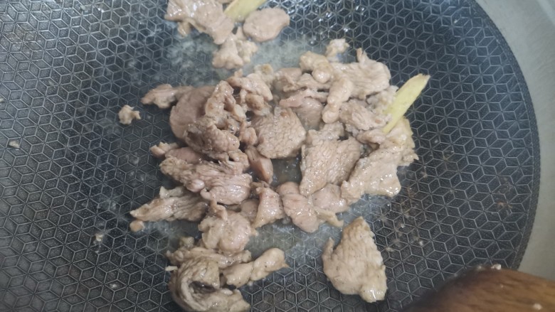 家常炒肉片,倒入肉片，翻炒变色