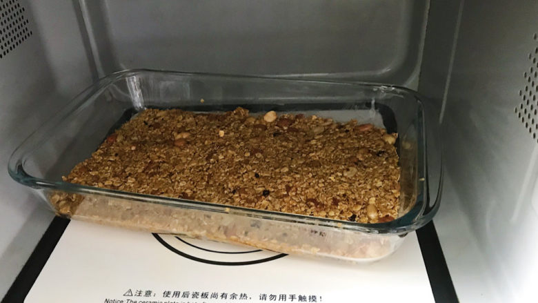 低脂燕麦饼,放入微波炉中高火叮5分钟。（我这次做的是微波炉版的，有兴趣的话我下次出一款烤箱版）