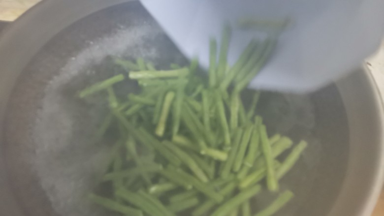 家常炒肉片,锅烧水加入适量的油和盐水,开下入豆角焯水至断生
