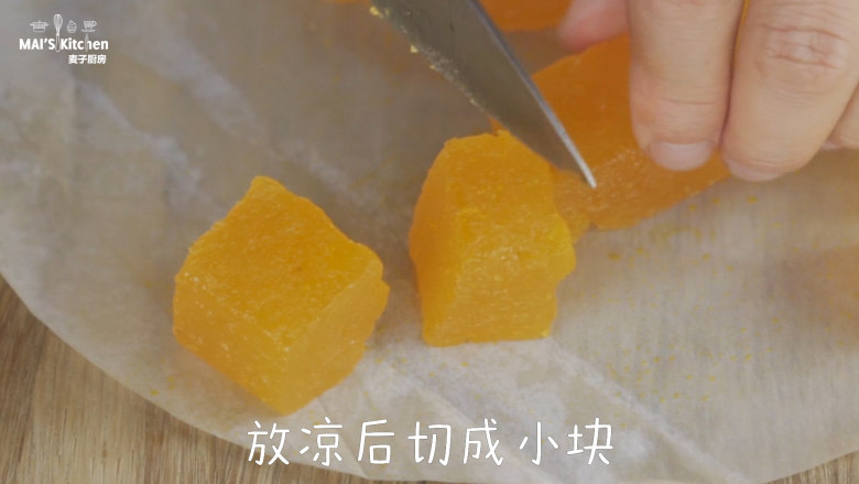 一咬出汁的无添加橘子软糖,成团的糖浆放到烘焙纸上整型,放凉后取出切成小块,裹上<a style='color:red;display:inline-block;' href='/shicai/ 869'>白砂糖</a>即可。