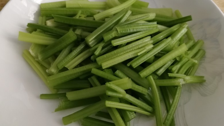 土豆焖鸭,香芹摘叶洗干净,切段。