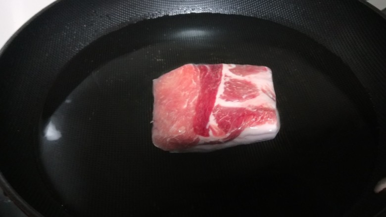 家常炒肉片,冷水下锅,放入少许<a style='color:red;display:inline-block;' href='/shicai/ 718'>料酒</a>去腥
