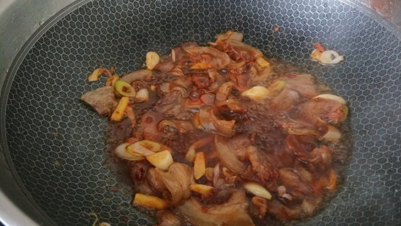 家常炒肉片,再放入适量<a style='color:red;display:inline-block;' href='/shicai/ 762'>老抽</a>，<a style='color:red;display:inline-block;' href='/shicai/ 692'>酱油</a>翻炒