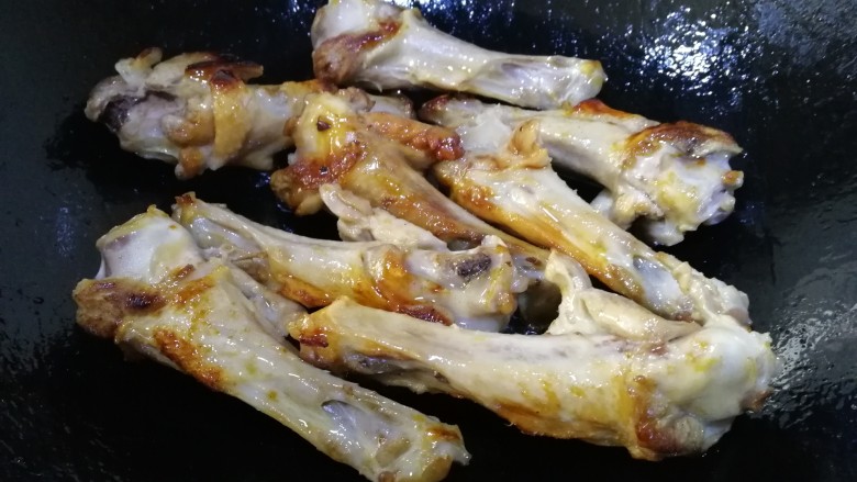 土豆焖鸭,放入控过水的鸭翅,文火翻炒均匀,把鸭翅炒上色。
