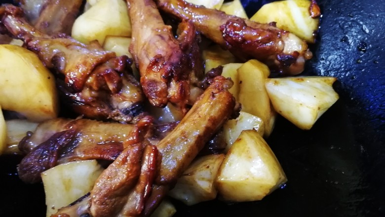 土豆焖鸭,文火炒匀,把土豆炒上色。