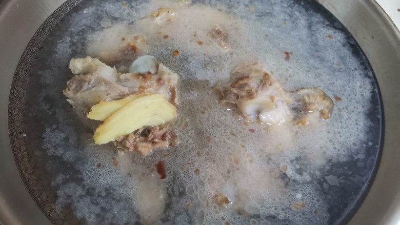 冬瓜骨头汤,加入姜片和适量的水,大火烧开