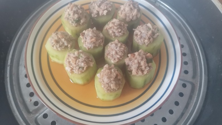 黄瓜酿肉,锅里提前烧开水,水开上锅蒸20分钟