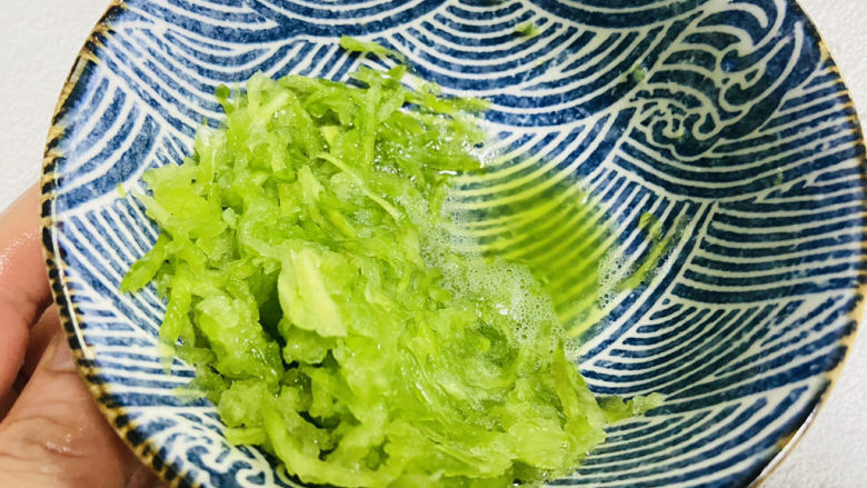 苦瓜摊鸡蛋,杀出汁水,再倒出汁水。