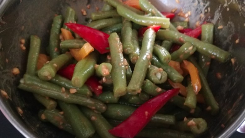 蒜泥拌豆角,搅拌均匀。