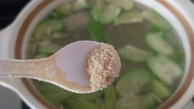 虾皮丝瓜汤,加入鸡精,香葱味道美极了。