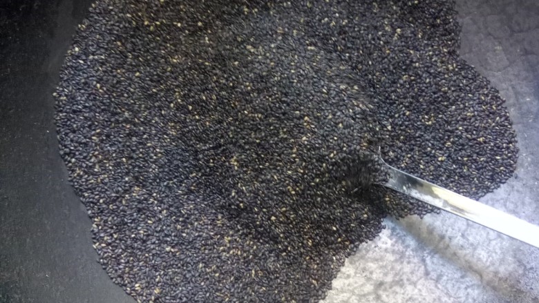 芝麻核桃糊,小火炒香黑芝麻。