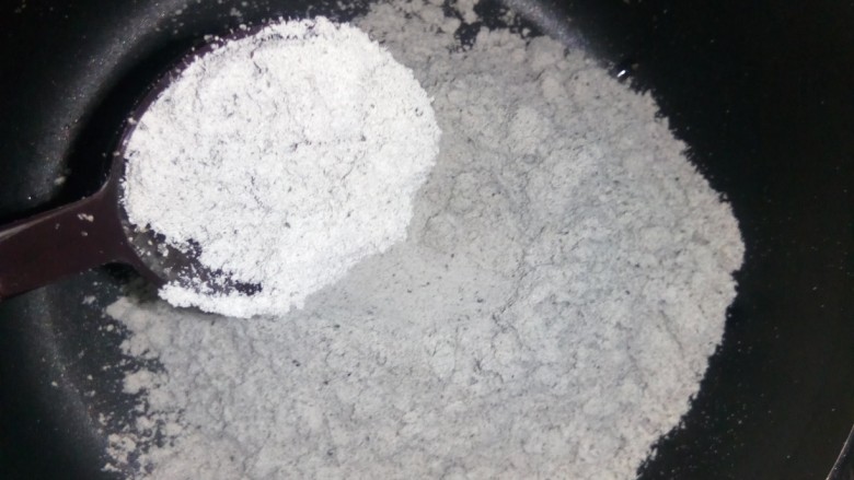 芝麻核桃糊,雪平锅放入黑芝麻粉。