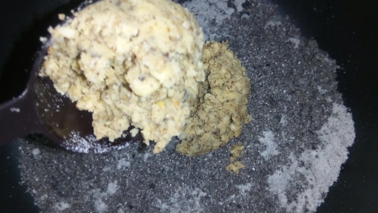 芝麻核桃糊,放入核桃碎。